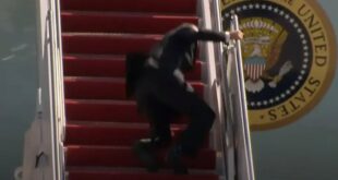 Ατύχημα για τον Τζο Μπάιντεν: Έπεσε στη σκάλα του Air Force One