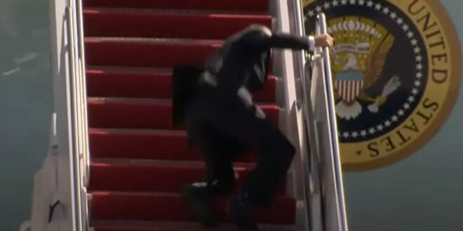 Ατύχημα για τον Τζο Μπάιντεν: Έπεσε στη σκάλα του Air Force One