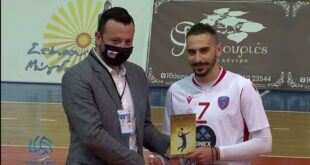 Τιμητική πλακέτα στον Φοίνικα Σύρου για την προσφορά του στον Ελληνικό αθλητισμό